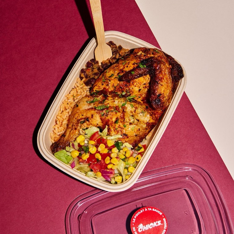Menu 1/2 poulet braisé : riz, crudités et maïs salsa dans une barquette Chicks