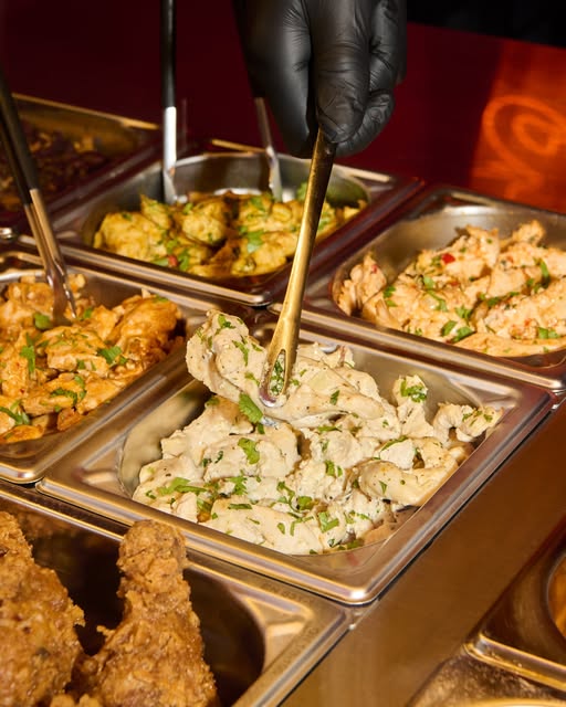 Émincé de poulet à la crème servi au comptoir